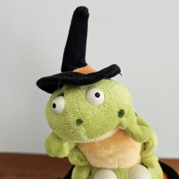 Hallmark Halloween Stew Decoration Singing Frogs in Pot Plush Battery OP Video - Picture 7 of 10